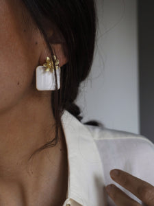 Pendientes flor blancos - Latón baño oro 18k