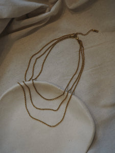 Collar triple Carmela · Acero dorado 316L baño oro 18K