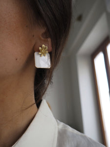 Pendientes flor blancos - Latón baño oro 18k