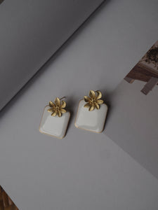 Pendientes flor blancos - Latón baño oro 18k