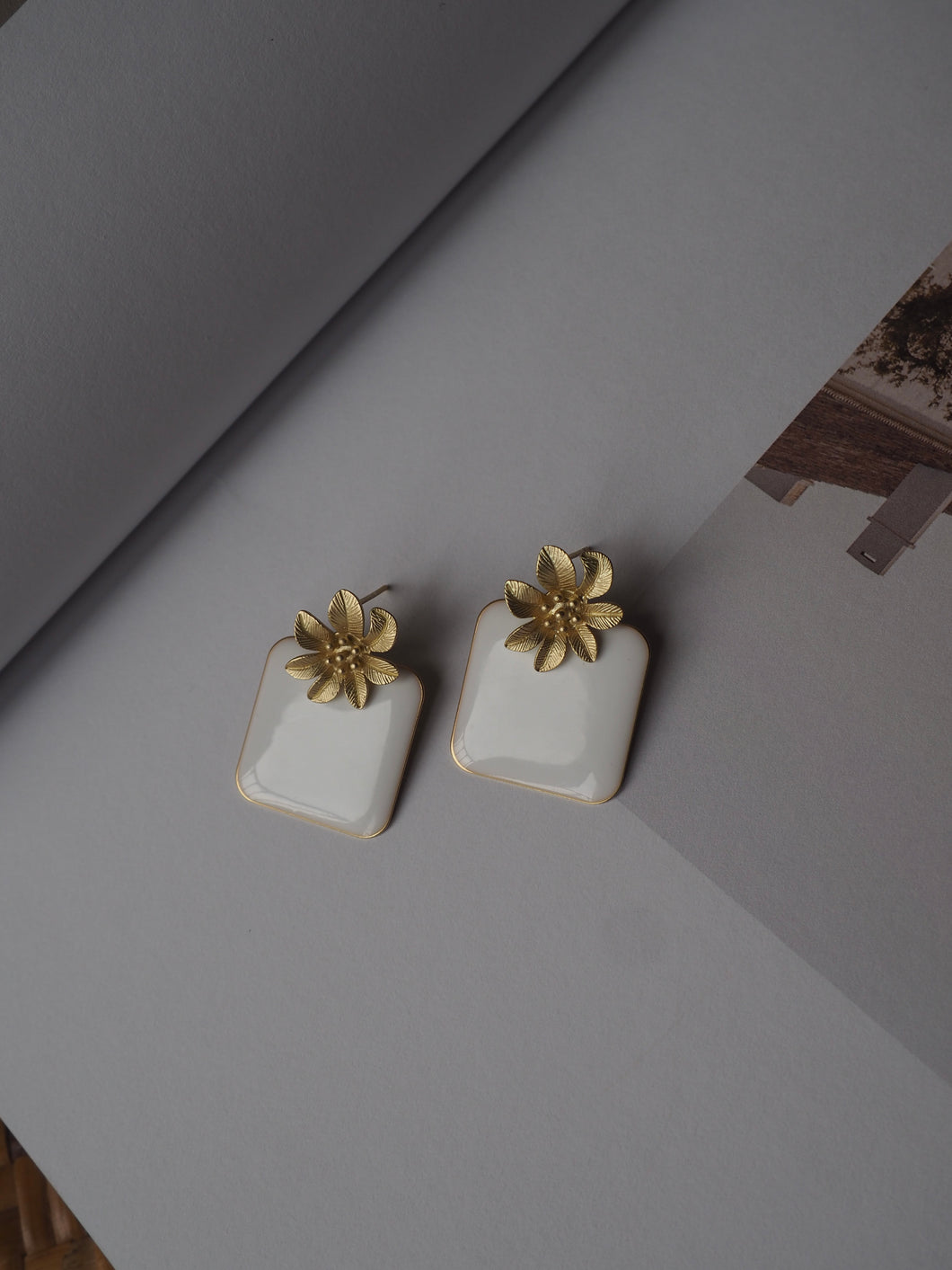 Pendientes flor blancos - Latón baño oro 18k