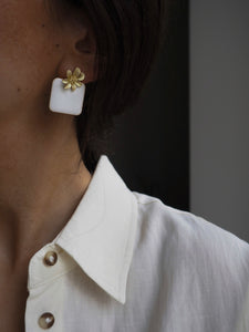 Pendientes flor blancos - Latón baño oro 18k