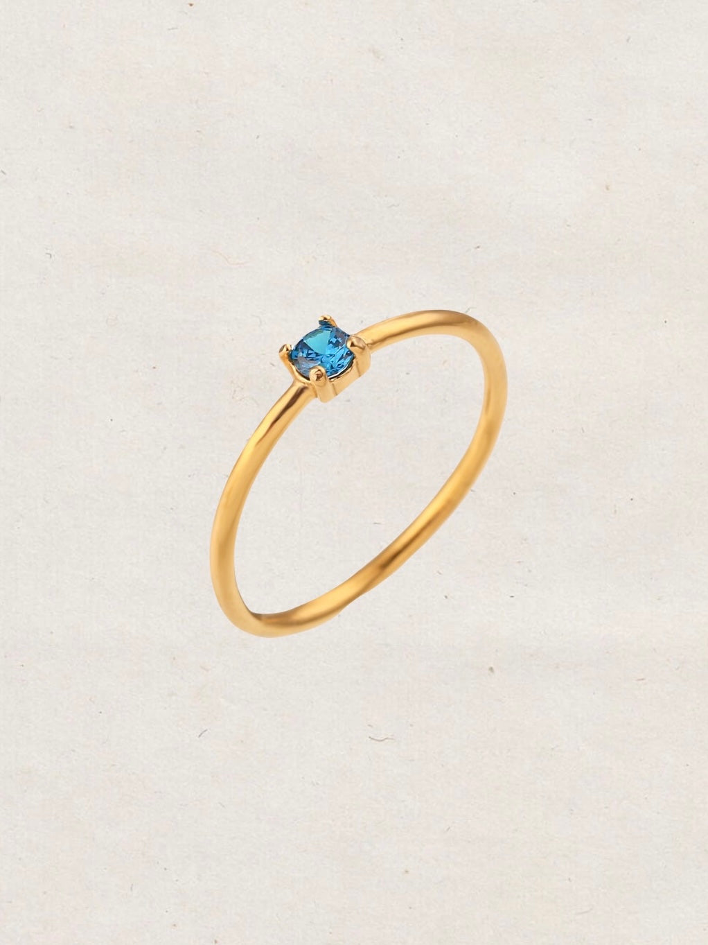 Anillo solitario circonita azul - Acero dorado 316L baño oro 18k - Talla 10, 12, 14 y 16